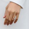 Meghan Markle exibiu o anel de noivado nesta segunda-feira, 27 de novembro de 2017