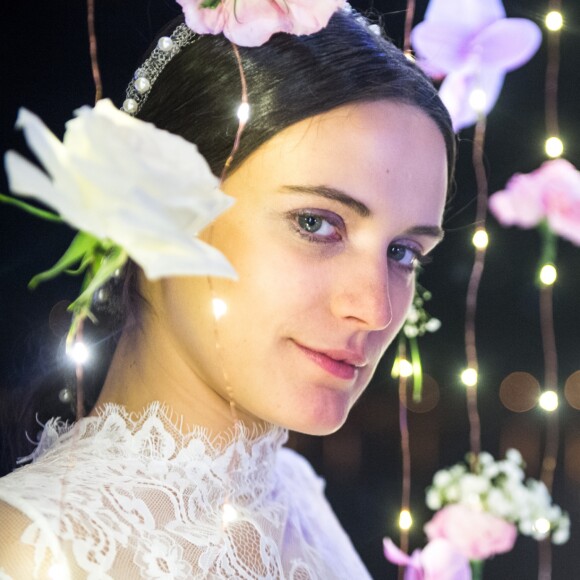 Retorno de Clara (Bianca Bin) acontecerá em um baile beneficnete de Palmas, onde será coroada embaixatriz no lugar de Sophia (Marieta Severo) na novela 'O Outro Lado Paraíso'