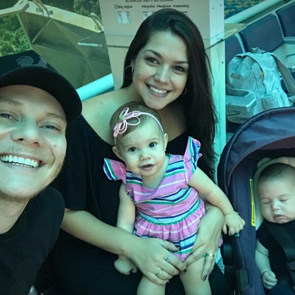 Thais Fersoza ficou surpresa em como a filha, Melinda, já está falando