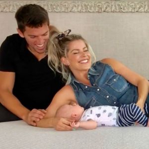 Karina Bacchi e o namorado, Amaury Nunes, paparicaram Enrico, filho da atriz, nesta terça-feira, 28 de novembro de 2017