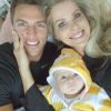Namorada de Amaury Nunes, Karina Bacchi publicou uma foto com o filho, Enrico, e o empresário