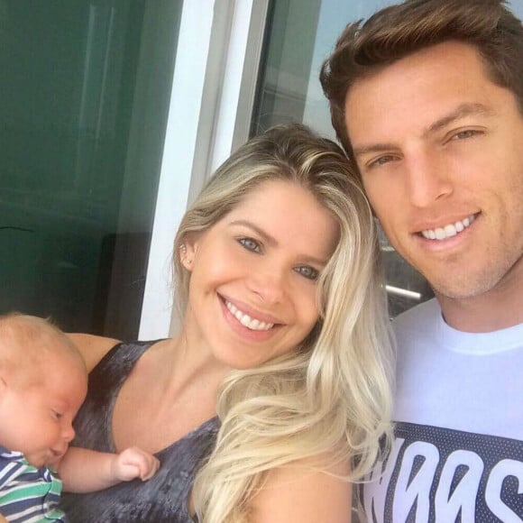 Karina Bacchi posou sorridente ao lado do namorado, Amaury Nunes, e do filho, Enrico