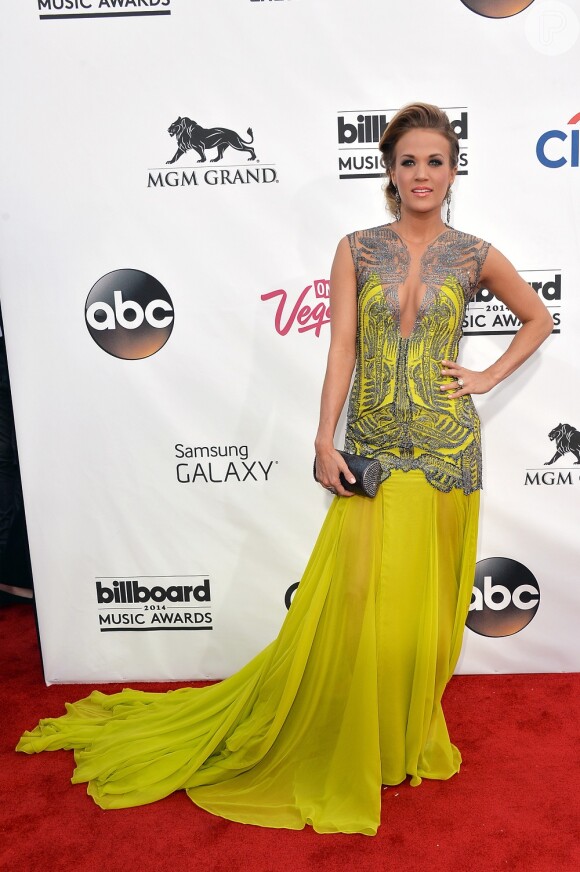 Carrie Underwood escolheu um vestido decotado da grife Oriett Domenech