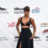 Kelly Rowland também ousou em seu look. A cantora apostou em um cropped top preto e uma saia com uma enorme fenda