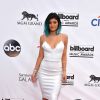 Kylie Jenner, uma das irmãs de Kim Kardashian, apostou em um look branco total