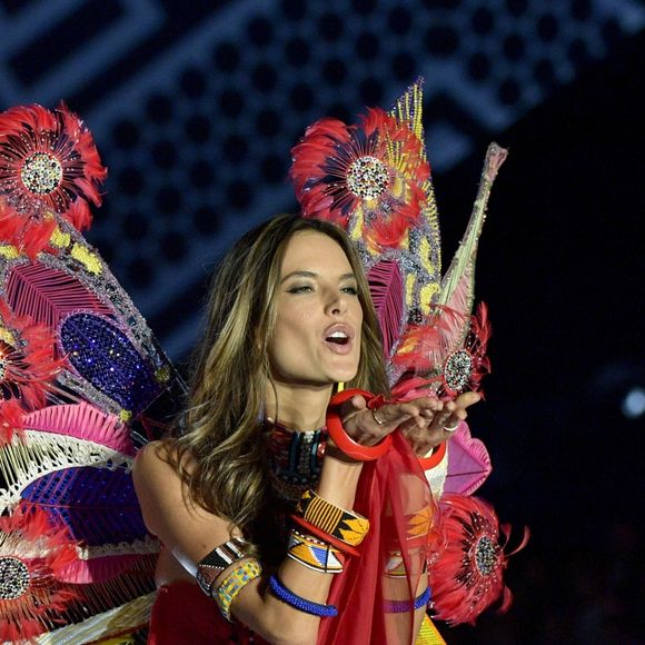 Alessandra Ambrosio confirmou que já olhou o celular do marido: 'Ah, com certeza'