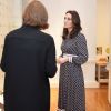 Grávida, Kate Middleton optou por um vestido midi estampado da grife Kate Spade
