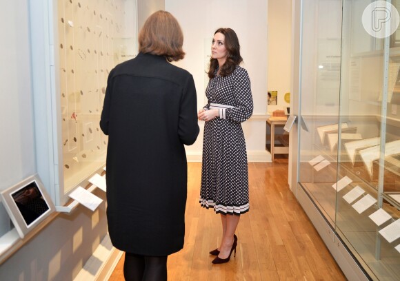 Grávida, Kate Middleton optou por um vestido midi estampado da grife Kate Spade