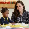 Kate Middleton posa com criança durante visita a museu em Londres
