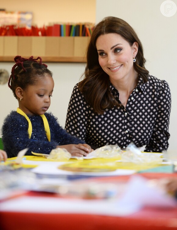 Kate Middleton posa com criança durante visita a museu em Londres