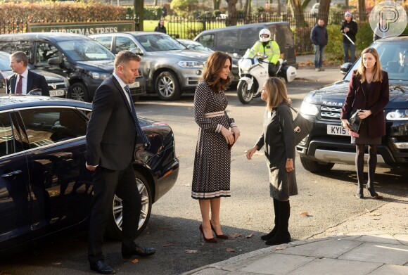 Kate Middleton falou com a imprensa ao chegar a um museu em Londres, no qual participaria de um evento com crianças