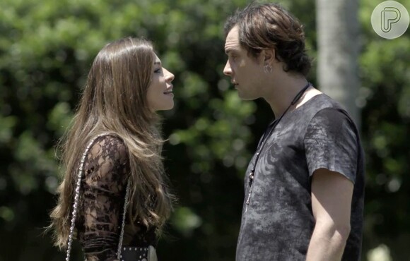 Lívia (Grazi Massafera) tenta convencer Gael (Sergio Guizé) de que Clara (Bianca Bin) realmente precisou ser internada, na novela 'O Outro Lado do Paraíso'