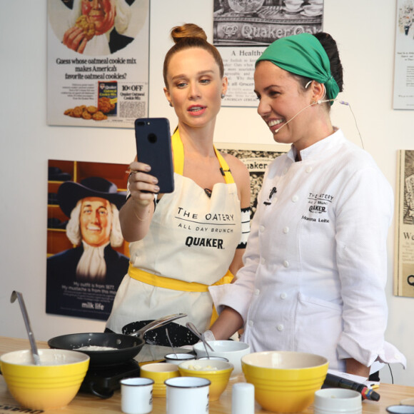 Mariana Ximenes faz selfie com a chef Morena Leite, de quem é sócia no restaurante Capim Santo
