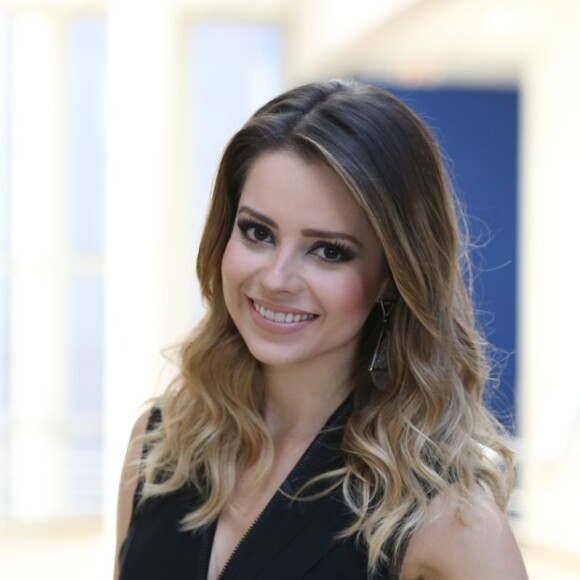 Sandy foi questionada sobre a suposta cirurgia nos seios e acrescentou: 'Agora, ninguém se tocou que eu tive filho. O corpo muda, né? Amamentei e os seios mudaram'