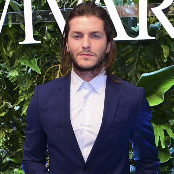 Klebber Toledo, de terno azul, aposta em visual elegante para conferir o lançamento de coleção Origens e Vivara Watches, da marca de joias Vivara