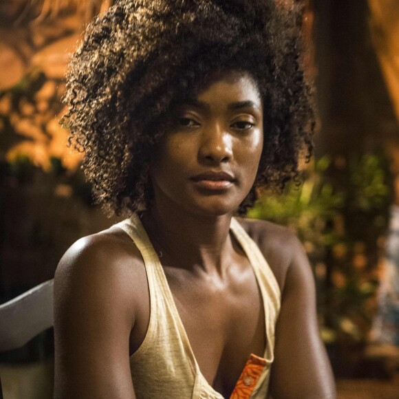 Raquel (Erika Januza) diz se orgulhar de ter trabalhado como doméstica na casa de Gustavo (Luis Mello) e Nádia (Eliane Giardini), na novela 'O Outro Lado do Paraíso'