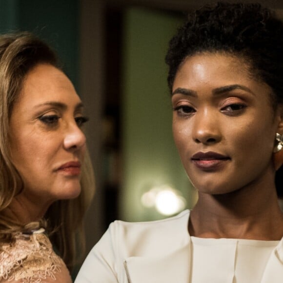 Raquel (Erika Januza) diz acreditar que Gustavo (Luis Mello) não gosta tanto dela assim como Nádia (Eliane Giardini), na novela 'O Outro Lado do Paraíso'