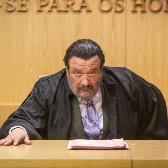 'Quando você nem pensava em ser juíza, eu já estava neste tribunal', diz Gustavo (Luis Mello) a Raquel (Erika Januza), na novela 'O Outro Lado do Paraíso'