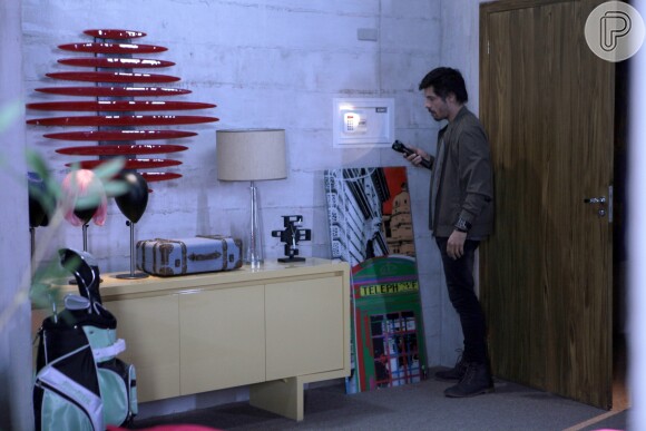 Leonardo (Daniel Alvim) encontra cofre no quarto de Estefânia (Priscila) e Vitor (Thiago Mendonça) mas não consegue abrir, na novela 'Carinha de Anjo'