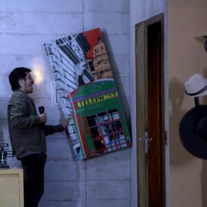 Leonardo (Daniel Alvim) vasculha a casa de Estefânia (Priscila) e Vitor (Thiago Mendonça) depois de pegar chave na bolsa da irmã, na novela 'Carinha de Anjo'