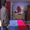 Vitor (Thiago Mendonça) encontra Leonardo (Daniel Alvim) em sua casa, na novela 'Carinha de Anjo'