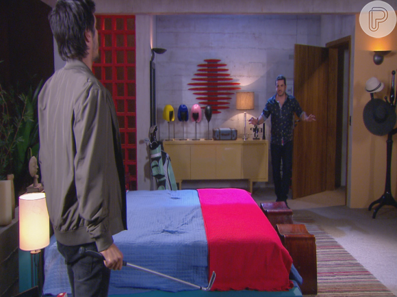 Vitor (Thiago Mendonça) encontra Leonardo (Daniel Alvim) em sua casa, na novela 'Carinha de Anjo'