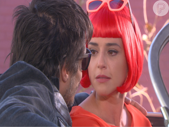 Estefânia (Priscila Sol) se recusa a dar mais dinheiro a Leonardo (Daniel Alvim), na novela 'Carinha de Anjo'
