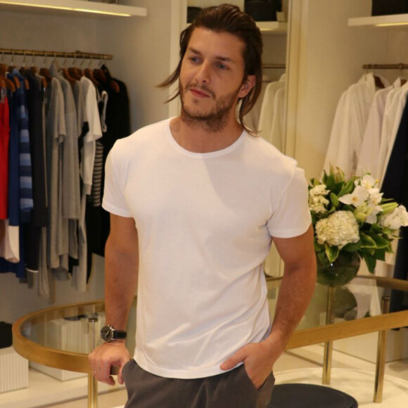 Klebber Toledo alongou os cabelos para o personagem que viverá em 'Ilha de Ferro', nova série da Globo