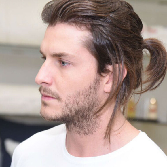 Klebber Toledo alongou os fios para personagem de 'Ilha de Ferro', nova série da Globo