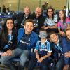 Michel Teló posou com a família no estádio, mas não levou os bebês na primeira partida
