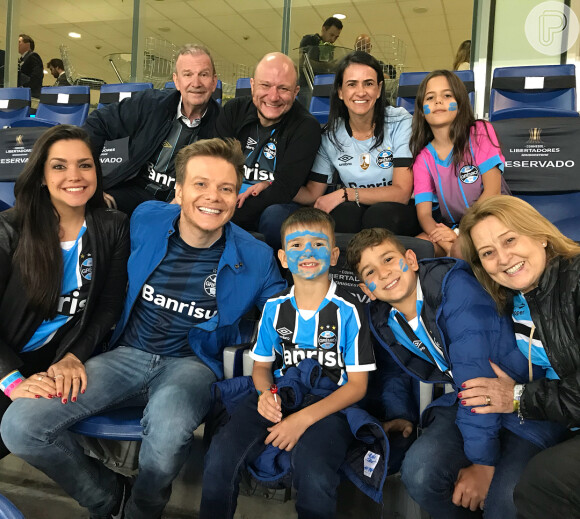Michel Teló posou com a família no estádio, mas não levou os bebês na primeira partida