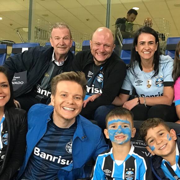 Michel Teló posou com a família no estádio, mas não levou os bebês na primeira partida