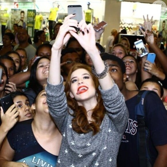 Sophia Abrahão esteve em um shopping na Barra da Tijuca dando dicas de moda e beleza para uma marca de roupas. Com muita simpatia, a atriz não perdeu a chance de fazer uma 'selfie' com os fãs