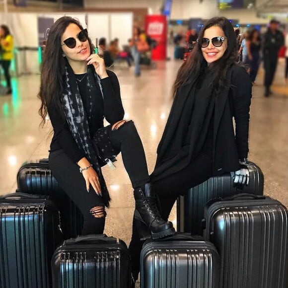 As gêmeas e ex-BBBs Emilly e Mayla viajaram juntas para Paris