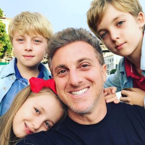 Luciano Huck e Angélica são pais de Joaquim, Benício e Eva