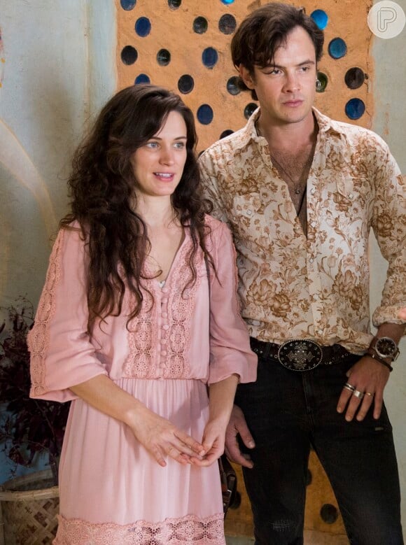 Gael (Sergio Guizé) se aproxima de Clara (Bianca Bin) depois que ela volta para Palmas, na novela 'O Outro Lado do Paraíso'