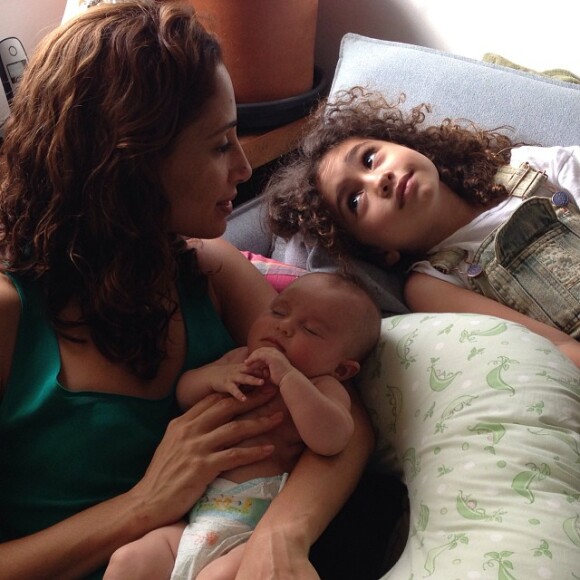 Camila Pitanga em um momento família com seu afilhado e Antonia