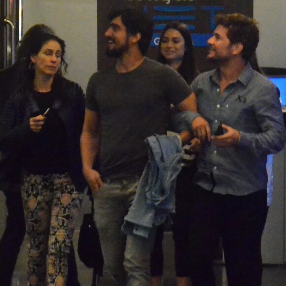Thaila Ayala levantou rumores de romance com Renato Góes após passeio em shopping com Daniel de Oliveira e Sophie Charlotte