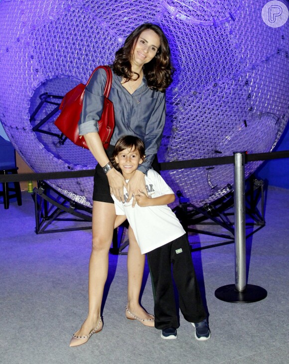 Fernanda Tavares foi fotografada com o filho caçula, Arthur, na exposição