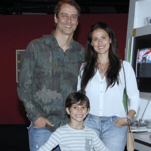 Marcello Antony marcou presença na exposição com a mulher, Carolina, e o filho, Lorenzo