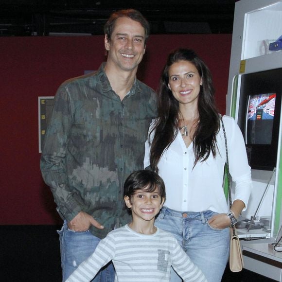 Marcello Antony marcou presença na exposição com a mulher, Carolina, e o filho, Lorenzo
