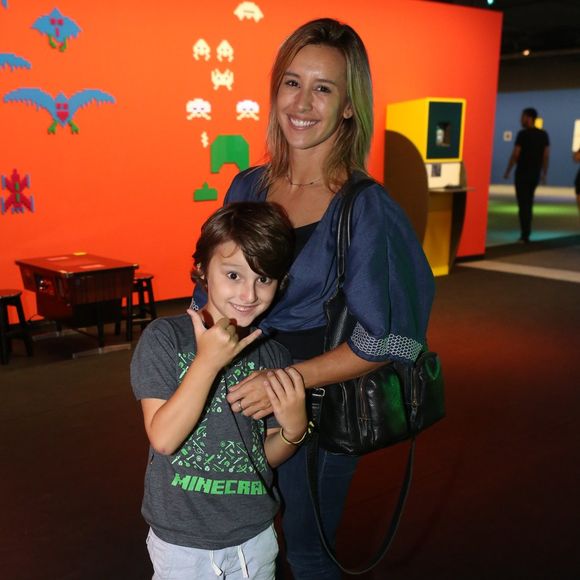 Cris Dias marcou presença com o filho, Gabriel, de 8 anos