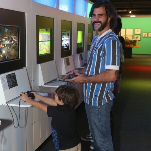 Juliano Cazarré se divertiu com o filho na exposição 'A Era dos Games'