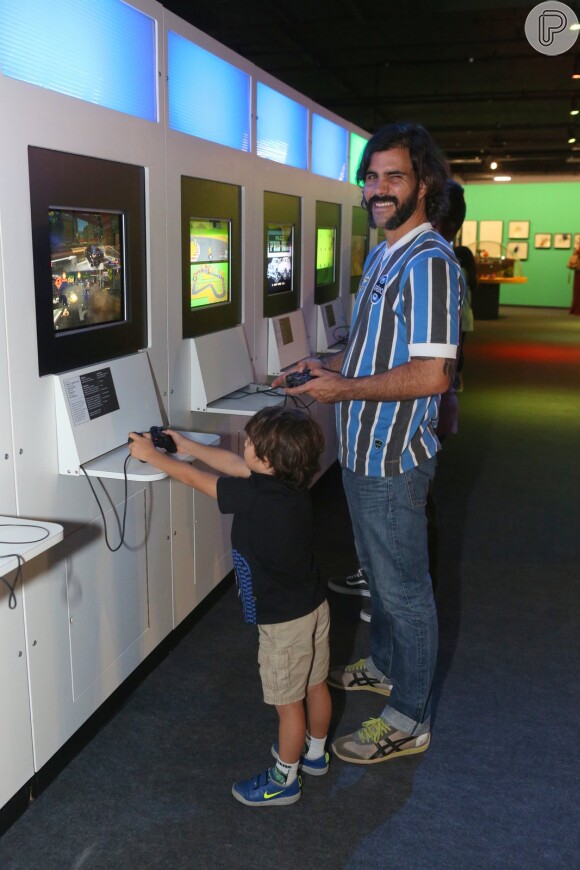Juliano Cazarré se divertiu com o filho na exposição 'A Era dos Games'