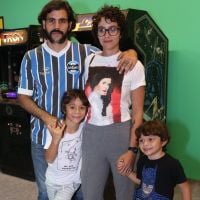 Juliano Cazarré e a mulher, Letícia, levam filhos à exposição de games. Fotos!