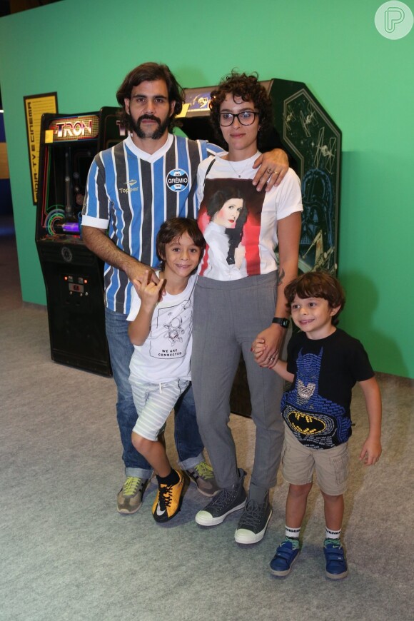 Juliano Cazarré e a mulher, Letícia, conferiram com os filhos, Vicente e Inácio, a exposição 'A Era dos Games', no Rio, na quinta-feira, 30 de novembro de 2017
