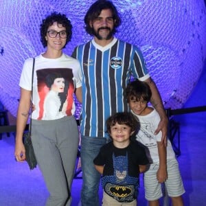 Vicente e Inácio, filhos de Juliano Cazarré, posaram para os fotógrafos na exposição 'A Era dos Games'