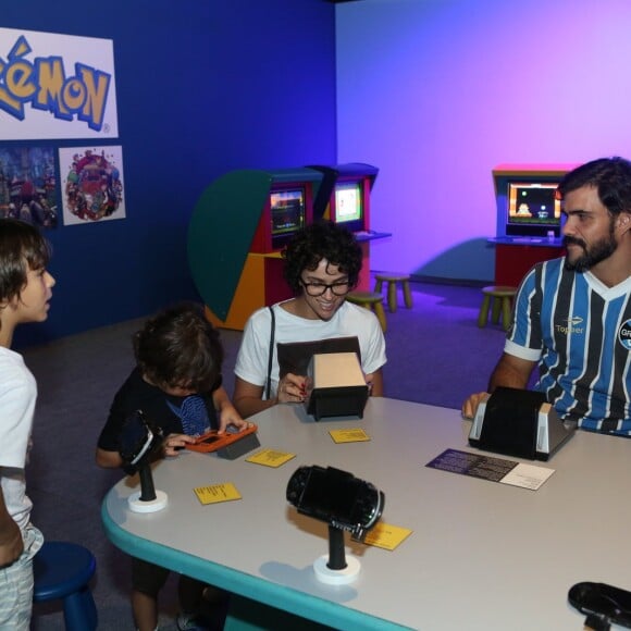 Juliano Cazarré e a mulher, Letícia, brincaram com os filhos na exposição 'A Era dos Games'