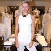 Fiorella Mattheis investiu em uma calça transparente de tricô com fios de lurex de R$ 799,90 e blusa sem manga em evento da grife Le Lis Blanc