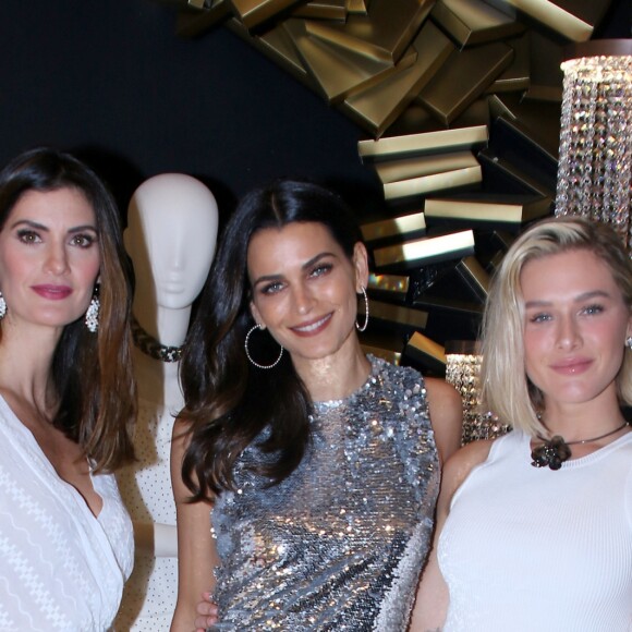 Isabella Fiorentino posa com Fernanda Motta e Fiorella Mattheis em evento em São Paulo, na noite desta quinta-feira, 30 de novembro de 2017